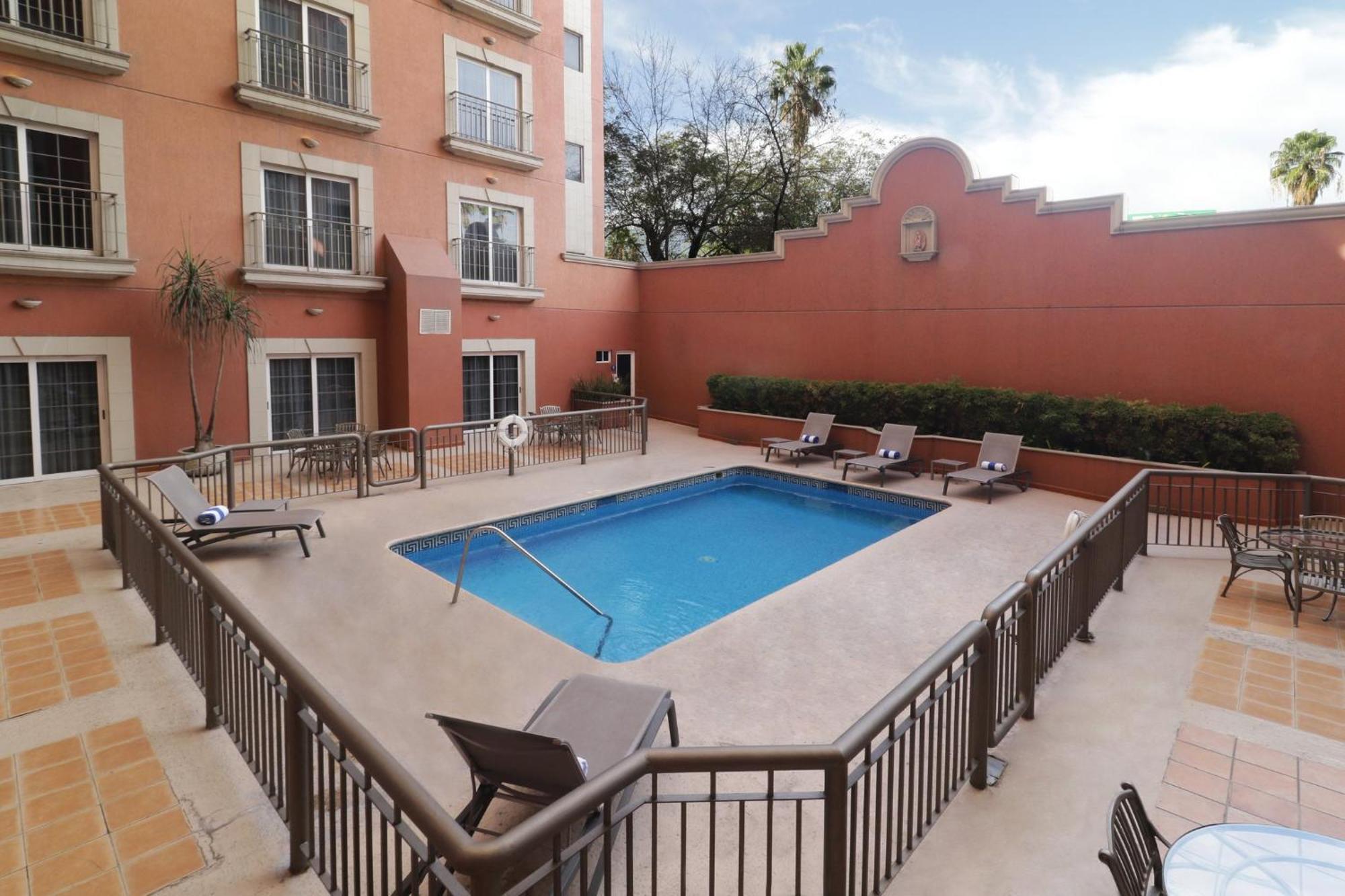 Holiday Inn Express Monterrey Galerias-San Jeronimo By Ihg Exterior photo